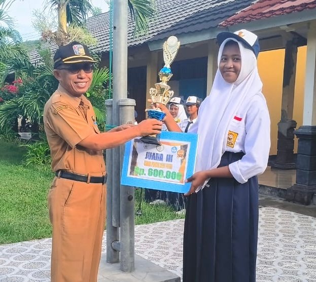 Penyerahan piala dan penghargaan oleh Kepala Sekolah